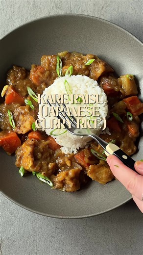 Pardonnez-moi ce petit segment informatif, mais j’ai tout de même un PhD en histoire avec une spécialisation qui touche à l’histoire de l’alimentation. Il faut bien que ça serve un peu à quelque chose, même si j’ai parfois l’impression de parler à travers mon chapeau, parce que quand tu fais des études supérieures en sciences humaines, ça devient tellement pointilleux que tu as le sentiment de ne plus rien connaître du tout. Mais bon, ça, c’est le sujet d’une autre discussion. Le roux Ici, les q