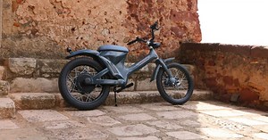 This 1960's style electric moped offers modern tech and 38 mph (58 km/h) speed