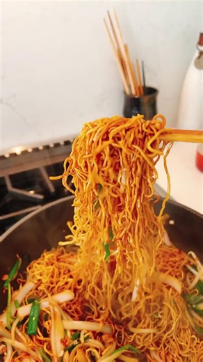 These Hong Kong style crispy chow mein noodles are super addictive and ready in 20 minutes! https://iheartumami.com/cantonese-chow-mein/ Crispy noodles with refreshing bean sprouts, sweet onion, and garlic chives tossed in the most savory delicious Chow mein sauce. In the post, I share where to buy these delicious noodles and how to quickly prepare them for cooking. You'll also find gluten-free suggestions. This is a wonderful side dish that's seriously DELISH. Don't miss it! . . . #chowmein #cr