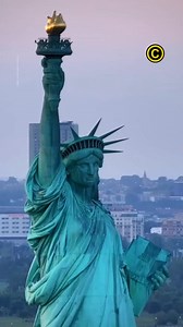 5 raisons de visiter la statue de la Liberté 🗽 Symbole emblématique de New York, la statue de la Liberté est une étape incontournable de votre séjour 😍 Infos & réservation : https://www.cnewyork.net/guide/les-lieux-et-monuments/statue-de-la-liberte/ | cnewyork.net