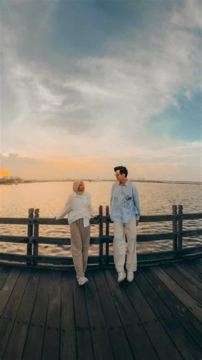 Sofyan Pratama on Instagram: "CARA FOTO BARENG PASANGAN PAS LIBURAN! Biar gak ngerepotin orang yekan 😌🙏🏻 Jangan lupa save biar gak lupa! Cobain dijamin gak butuh tripod atau bantuan orang wkwk #shotoniphone #tipsandtricks #phototips"