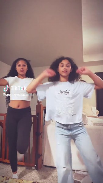 Twin Dance Moves with Ivy and Ivey
