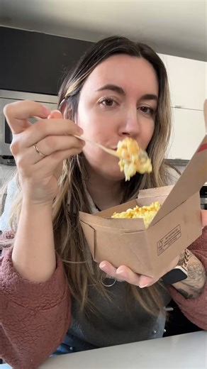 Taste test de la nouvelle poutine déjeuner McDonald's Canada 🍟🥚 On valide ou on cancel? 🤷🏼‍♀️ | QUOI