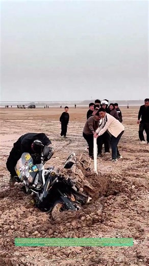 Le sauvetage en équipe : Comment la solidarité sort une moto de la boue
