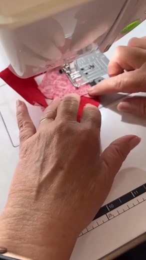 Discover the "Square-in-a-Square" Quilt Block Using These Two Methods! Curious about perfecting the timeless "square-in-a-square" quilt pattern? Join Simplyeilene as she demonstrates two amazing approaches! Use these steps to craft stunning blocks ideal for cushions, cases, totes, or placemats. Method 1: Fold and Iron Technique Ideal for achieving a sharp, accurate result. * Inner Square: Begin with your central square. Simplyeilene opted for a 2 1/2" acrylic template to precisely cut a strawber