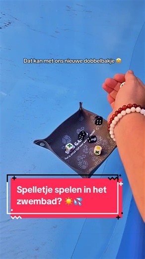 Spelletje mee naar het zwembad? Ons nieuwste dobbelbakje blijft zelfs drijven in het water 🎲💦 Ideaal voor de warme dagen, vakantie, een dagje strand of tijdens de hittegolf wanneer je zin hebt in een snel spelletje tussendoor. Op 999games.nl scoor je nu de leukste vakantiespellen met 25% korting tijdens onze zomeractie. En besteed je €45 of meer? Dan krijg je dit drijvende dobbelbakje helemaal gratis bij je bestelling! Zomer, zon en spelletjes.. wij zijn klaar voor de vakantie! ☀️ #999games #s