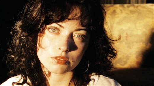 À 19 ans, Violet Grohl impose sa signature avec le clip de Thum, maintenant accessible partout