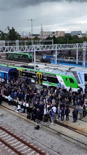 @stadler_rail on Instagram: "The 1000th vehicle produced at Stadler Polska plant in Siedlce presented at TRAKO! 🚆 This is a great achievement for the Stadler's Polish team. Together with our clients and partners, we celebrated this special moment. 💪 See how our vehicle and presentation looked! 👇 @koleje_mazowieckie_km #KolejeMazowieckie #KM #Stadler #FLIRT #TRAKO"