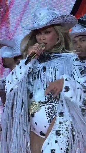 Beyoncé’s Cowgirl Style Takes Over the Stage!