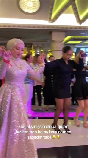 Düğün Salonu Halay Videoları: Enerji Dolu Anlar