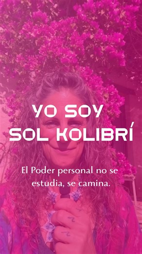 🌞Sol Kolibrí | Poder Personal a través del Viaje✨🌱 on Instagram: "No acompaño desde la teoría. Acompaño desde el camino recorrido. 🌍 He viajado más de 33 países, he escrito libros, he atravesado miedos, silencios, decisiones difíciles y muchas incomodidades que no se ven en redes. Y si algo he aprendido es esto: cuando una mujer deja de escucharse, no es porque no se quiera, es porque aprendió a sobrevivir así. Hoy acompaño a mujeres a recuperar su poder interno, a escucharse sin culpa y a el