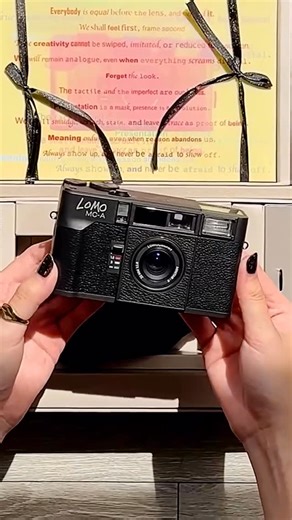 Soleil et Lune - Analog Photography on Instagram: "Unboxing Lomo MC-A 35mm Film Camera 📸😍 Dengan body metal yang solid, Lomo MC-A terasa kokoh tapi tetap ringkas, kamera film yang siap diajak motret ke mana saja. Dipadukan dengan lensa Lomo glass 32 mm f/2.8 multi-coated (five elements in five groups), hasil fotonya tajam, vibrant, dan penuh karakter analog khas Lomography. Dalam satu set kamu akan mendapat: - Camera Wrap Protection Cloth CR2 - ⁠Battery - ⁠Leather Wrist Strap - ⁠Splitzer Lens 
