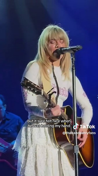 I love how she stills brings the same enthusiasm and passion to this song every single time 🔥🔥🔥 #thebandperry #kimberlyperry #ifidieyoung #psychorodeotour #live