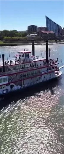 Historic riverboats parade down the Ohio River