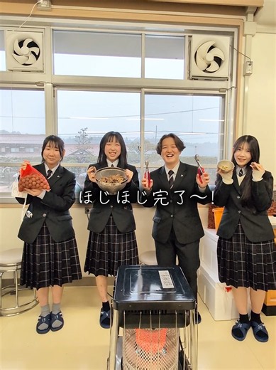 🌳くるみの森プロジェクト🌳 千代田高校では、生徒たちによって採集〜洗浄〜乾燥〜実のほじり出しを行い、その後業者によって加工されたものを学校祭やイベント、地元の商業施設で販売しています。 北広島町の地域の方が取り組まれていた『ワイルドシロップの会』と千代田高校とのコラボによりこのくるみの森プロジェクトが始動しました。 小雨が降る中数え切れないほどのくるみを収穫し、放課後の時間を使って一生懸命実のほじり出しをする生徒たち。 地道な作業の繰り返しでも、お友達と楽しそうに取り組まれる姿に、青春だなぁと微笑ましくなりました☺️ 地域が抱える課題について考え、実際に商品を自分達で作る。 この経験が生徒たちのこれからに必ず役立ち、そして地域の活性化に繋がります。 北広島町では下記場所で購入できます。 📍コルビジェ 📍にわのにわとり 📍道の駅舞ロードIC千代田 きたひろ市場 📍からしろ館 📍千代田高校(イベント時のみ) ふるさと納税の返礼品にも！ 千代田高校の生徒さんが心を込めて作ったウォールナットオイル、ぜひ一度味わってみて下さい。 #広島 #北広島町