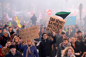 Grève du 5 décembre : cortèges massifs contre la « casse du système social », grèves reconduites… retour sur la journée de manifestations
