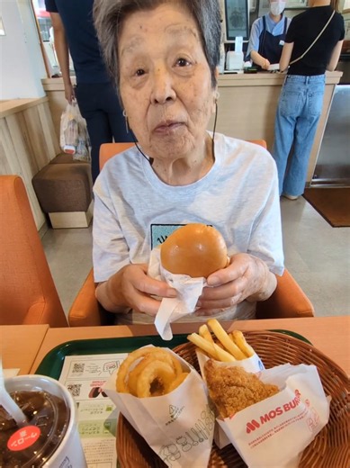 モスバーガー初挑戦で爆食する84歳ヨシ子のモッパンレビュー