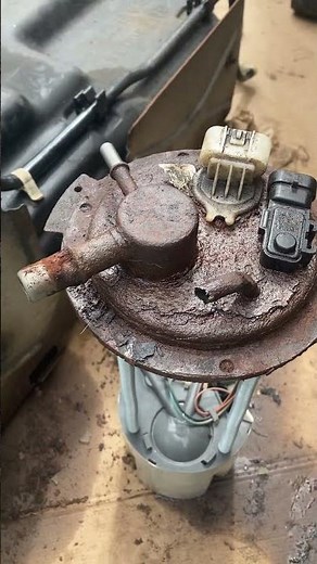 Rusty Fuel Line Broke During Pump Replacement - 2008 GMC Sierra