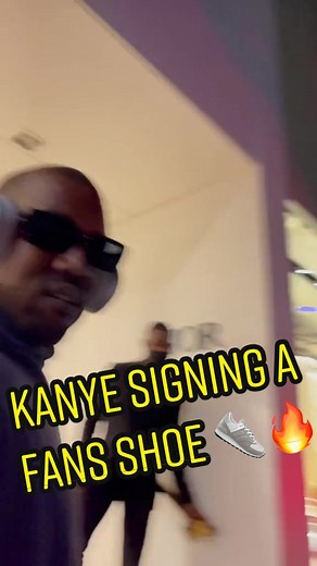 Kanye West Signing Slides from a Fan