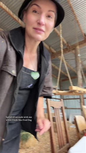 A quick peek at the foliage display in the hanging ladder in our wedding barn for today’s rainy day wedding. I used a mixture of nz native ake ake and eucalyptus branches. Another vid to come showing the full wedding set up including how much I’ve charged to host today’s wedding. I host small country weddings on my North Canterbury family farm #weddinghost #rainwedding #weddingflorals #weddingdecor #nzwedding