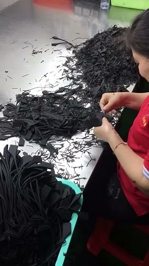 Peeling or deflashing process