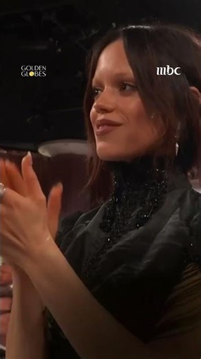 لحظة إعلان فوز فيلم The Secret Agent بجائزة أفضل فيلم سينمائي – بلغة غير الإنجليزية