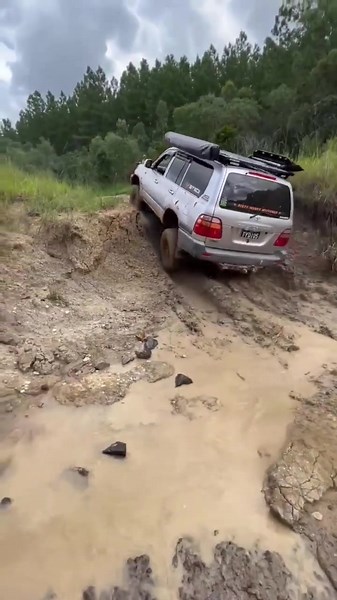 THE LAND BARGE JUST DOIN ITS THING#landbarge #boatlife #OscarsAtHome #livemybestlife #cruiserlife #tiktok #fypシ #landcruiser105 #105landcruiser #4x4 #dayforit #alwayslivin #foryou #fypage #fypviralシ #nawtyy_105 #noboostnoparty #cruiser