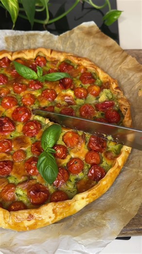 Torta salata con zucchine e pomodorini Ingredienti: 3 zucchine grandi 30/40 gr parmigiano Provola affumicata q.b. 300 gr pomodorini ✨Cuoci le zucchine 15 min con aglio e olio in padella facendo poi asciugare l’acqua e togliendo l’aglio a fine cottura (quindi senza coperchio verso la fine) ✨Le frulli con il parmigiano e stendi la purea sulla pasta sfoglia ✨Aggiungi poi la provola e i pomodorini a testa in giu ✨Spennella con l’uovo e cuoci in forno Cottura: 35-40 min forno statico 180 gradi #ricet