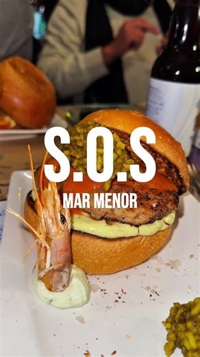 Este mes de febrero, @elaventinodefran y su equipo de @fbiburguermurcia ponen el foco en el Mar Menor. SOS Mar Menor es el nombre de la última creación de FBI, una hamburguesa que además participará en la próxima edición del @campeonatodehamburguesas , donde FBI históricamente ha cosechado éxitos importantes. Con esta propuesta quieren poner el foco en la problemática del Mar Menor como emblema de la Región de Murcia, que debemos respetar y cuidar para poder disfrutarlo durante muchos años. Y pa