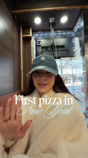Trying our first ever pizza in NYC 😋🤭🍕 #pizza #newyork #joespizza #nyc #newyorkcity