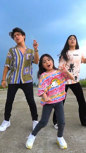Moon Juice Dance with Ranz and Niana 💯😁🎬 #siblinggoals | Natalia Guerrero