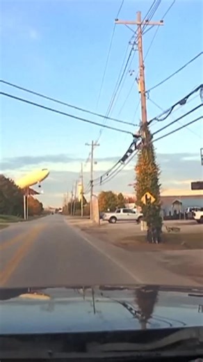 ✈️ Un nuevo video muestra al MD-11 de UPS volando rasante justo antes de estrellarse en Louisville, Kentucky. En las imágenes también se ve que tras la explosión los trabajadores de un taller mecánico de la zona salieron corriendo para protegerse. Hasta ahora se han confirmado 12 personas fallecidas y las autoridades temen que haya más víctimas mortales porque aún hay varios desaparecidos. Autoridades informaron que el ala izquierda de la aeronave se incendió y un motor se cayó antes de que el a
