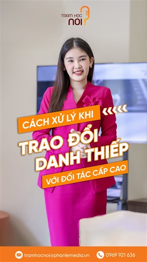 🟠 TRAO DANH THIẾP – NHỎ NHƯNG LÀ THƯỚC ĐO SỰ TINH TẾ Trao danh thiếp không chỉ là đưa một tấm giấy, mà là khoảnh khắc đầu tiên để người khác nhớ đến bạn. ✨ Hãy sắp danh thiếp từ trái sang phải, từ vị trí cao đến thấp, để bạn biết ai đang ngồi ở đâu, giữ vai trò nào. Và khi trò chuyện, hãy gọi đúng tên từng người. Chỉ một câu: “Cảm ơn chị Ngọc, chia sẻ của chị rất hay", điều này đủ khiến người đối diện cảm thấy được tôn trọng và được lắng nghe. Chi tiết nhỏ này thể hiện sự tinh tế, sự quan sát v