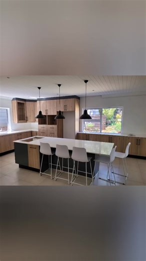 Cocina Bicolor en Sahara y Storm Grey con Encimeras de Cuarzo
