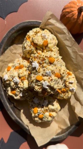 🎃 Halloween Themed Popcorn Balls Easy recipe below! Ingredients: -7oz Container of Toonie Moonie Organics Marshmallow Creme -1/4 Cup of Organic Butter -8 Cup Popped Unsalted, Organic Popcorn -Halloween Sprinkles Directions: 1. Grease a 9 x 9“ baking pan and set aside. 2. Combine marshmallow creme and butter in a medium sauce pan over medium high heat, stirring constantly until mixture boils. 3. Stir in popcorn. 4. Stir in Halloween sprinkles. 5.Using buttered hands or wax paper shape into 3 1/2
