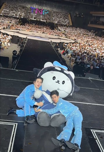 เจ่เจ้จ๋า อุนยายจ๋า วันนี้เป็นไงบ้างคับ สนุกกันหรือเปล่าน้าา วันนี้ปะป๊า พ่อพ่อ และซังดีใจมากๆ เลยที่ได้มาเจอกับทุกคนในวันนี้ ขอบคุณทุกคนมากๆ เลยที่มาหาเราในวันนี้นะฮ้าบ พรุ่งนี้ยังเหลืออีกวันนึง เจ่เจ้และอุนยายจ๋า อย่าลืมมาสนุกกับพวกเราอีกวันนะฮะ วันนี้เดินทางกลับกันอย่างปลอดภัยน้า เลิ้ปๆ ทุกคนเยยฮ้าบบ 🩵 #PolcaFamMeetingD1 SEE YOU ON 1 MARCH 2026 | Union Hall, Union Mall Buy Tickets 👉🏻https://shorturl.asia/MbUNJ #GMMTV