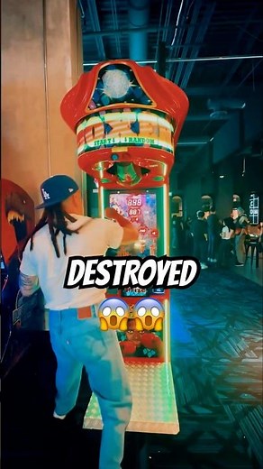 😱 170lbs Boxer Almost BREAKS Punch Machine #shorts