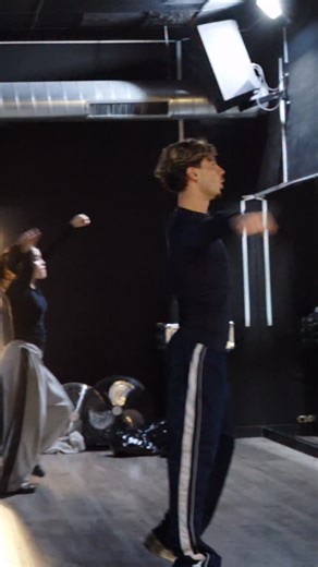 1.2K views · 4 comments |  OPEN CLASS NIL BARBERÀ  La clase de @nilbarbera es de esas que sales sudando, sonriendo y con ganas de repetir. Comercial disfrutón para arreglar hasta el peor de tus días. A partir del próximo trimestre, nueva cita fija:  Miércoles ⏰ 20:00 – 21:00  Rotativa con Fabra ¿Te apuntas? ✨ | Connection Dance Center | Facebook