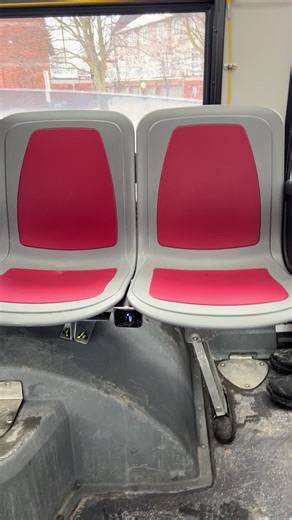 Today I took a fully electric bus. The seats are made of engineered plastic with a rubber surface. Compared to the fabric seats on gasoline buses, these are much easier to clean and feel a lot more hygienic. The cloth seats on gas buses are hard to clean and often look dirty. If someone has incontinence and urinates on the seat, it’s hard to notice on the dark red fabric, so the next passenger might unknowingly sit on a wet seat. There are also common issues like bedbugs and fleas, just dirty an