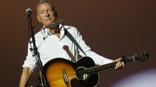 Bruce Springsteen derides Trump, Pam Bondi at tour kickoff