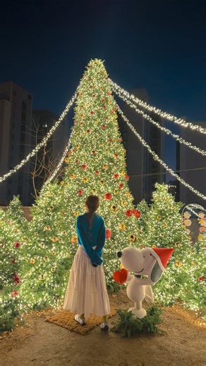 𝑆𝑛𝑜𝑜𝑝𝑦 𝑉𝑖𝑙𝑙𝑎𝑔𝑒. Celebrate Christmas with the Peanuts gang! Take festive photos, enjoy the warm holiday lights, and make sweet winter memories in this storybook-land tucked away just a little bit away from the center of the city. ✨ 𝐉 𝐃𝐨𝐭 𝐓𝐫𝐞𝐞 𝐂𝐡𝐫𝐢𝐬𝐭𝐦𝐚𝐬 𝐏𝐨𝐩-𝐮𝐩 📍 12 Sajik-ro 2-gil, Jongno-gu, Seoul 🚇 Line 3, Dongnimmun Station, Exit 3 (Approx. 529m walk) ⏰ Weekdays 4:00 pm –9:00 pm ⏰ Weekends 2:00 pm –9:00 pm *Closed Mondays / Last entry 8:40 pm 💵 5,000 Won *Fr