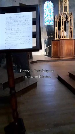 Da pacem Dómine Donne la paix, Seigneur Introitus Da pacem, Domine, sustinentibus te, ut prophetae tui fideles inveniantur: exaudi preces servi tui, et plebis tuae Israel. Donnez la paix, Seigneur, à ceux qui s’en tiennent à vous, que vos prophètes soient trouvés fidèles; exaucez les prières de votre serviteur, et de votre peuple, Israël. Ps. 1 Laetatus sum in his quae dicta sunt mihi: in domum Domini ibimus. Je me suis réjoui de ces paroles qui m’ont été dites: Nous irons dans la maison du Seig
