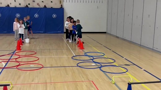 Here's a great example of an obstacle course that has the potential to improve a range of fundamental movement skills (FMS). It also helps to develop whole-bodied actions. However, there is too much queueing! 😳 This queueing issue can be easily resolved with some simple task modifications: 📌 Create a return journey of obstacles. 📌 Students start 40 seconds after each other. 📌 Give students catching objects while they are waiting. 📌 What else can you think of? 🧐 #FMS #physed #physicaleducat