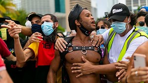 Trayvon Martin's mother joins hundreds of Miami demonstrators