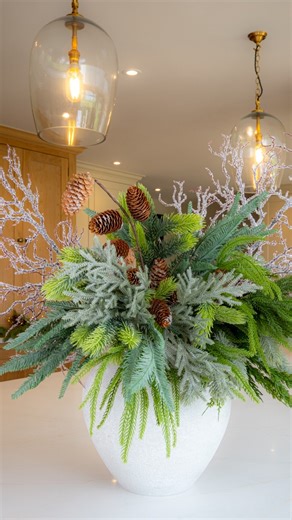 Because winter flowers should feel as good as they look! 懶❄️ @stemandsilk #artificialflowers #homestyling #homedecor #homeowner #welcometomyhome #luxurylifestyle #loveyourhome #stylishhome #cosyhome #artificialplants #smallbusiness #winter #winterflowers | Stem & Silk | Facebook