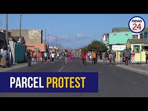 WATCH | Mitchells Plain residents protest over lack of food parcels