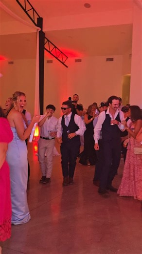 Every wedding has that one guest who turns the dance floor into a whole concert—and this groomsman took the spotlight from the moment the music dropped. No hesitation. No warm-up. Just straight-up GOOD ENERGY. From the first beat to the last call, he brought the hype, the moves, and the vibes. You could tell he’s the life of every party. These are the guests that make wedding nights LIT—because they bring the joy without needing permission. 😂 Weddings like this? We LIVE for ‘em. The floor was n