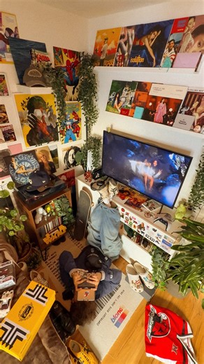 Leon Kilian on Instagram: "upside down swaggin around #fyp #explorepage #music #tunes #outfit #fitinspo #grwm #sza #vinylrecords #vinyl #room #roominspo #room #roomtour #musicroom #nerd #spiderman #interiordesign #interior #tunes #music #musicboy #style"