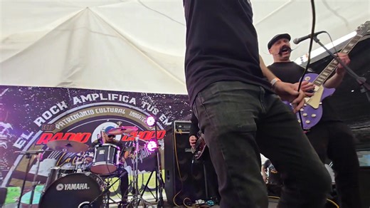 Union 13 es una banda chicana de hardcore punk de East Los Angeles. Debutaron en 1997 con “East Los Presents”, producida por miembros de Rancid, bajo el sello punk californiano Epitaph Records. La banda se formó en los 90 en Boyle Heights y su sonido crudo, bilingüe y sus letras sobre la vida callejera, pobreza e identidad mexicano-americana resonaron en la escena punk local. Con cuatro álbumes, el último “The Headless Ghost” (2003), destacaron por llevar el punk chicana Su aporte al rock chican