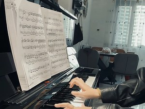 Spring久石让 他的Summer被大家熟知，其实这首Spring同样的好听，乐曲里表现出春天生机勃勃，万物复苏🍃